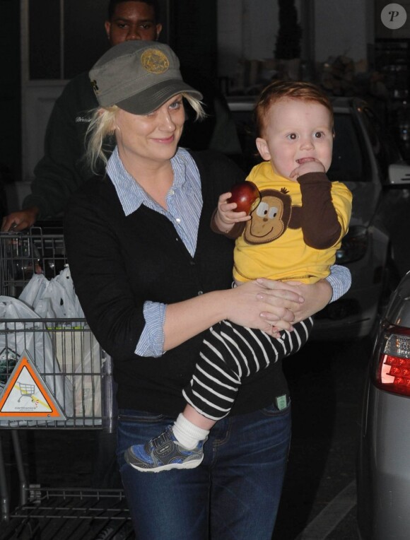 Amy Poehler et son fils Abel à Los Angeles, le 7 janvier 2012.
