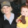 Abel, 1 an, lors de l'une de ses premières apparitions publiques, dans les bras de sa mère Amy Poehler. Los Angeles, le 7 janvier 2012.