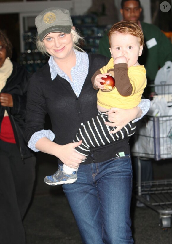 L'actrice Amy Poehler et son deuxième fils Abel à Los Angeles, le 7 janvier 2012.