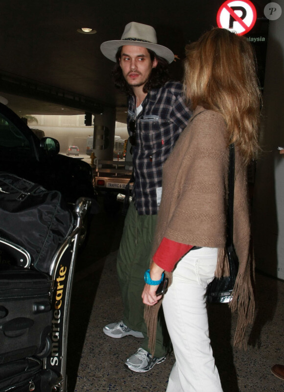 John Mayer arborant son nouveau look à l'aéroport de Los Angeles, le 30 décembre 2011.