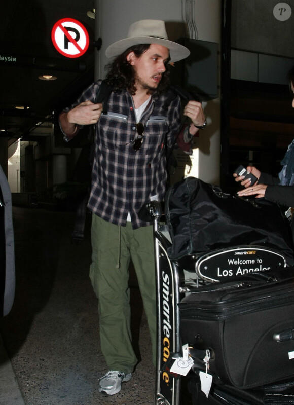 Le nouveau look de John Mayer, à l'aéroport de Los Angeles, le 30 décembre 2011.