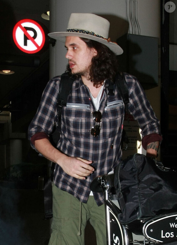 John Mayer et son look particulier à l'aéroport de Los Angeles. Le 30 décembre 2011