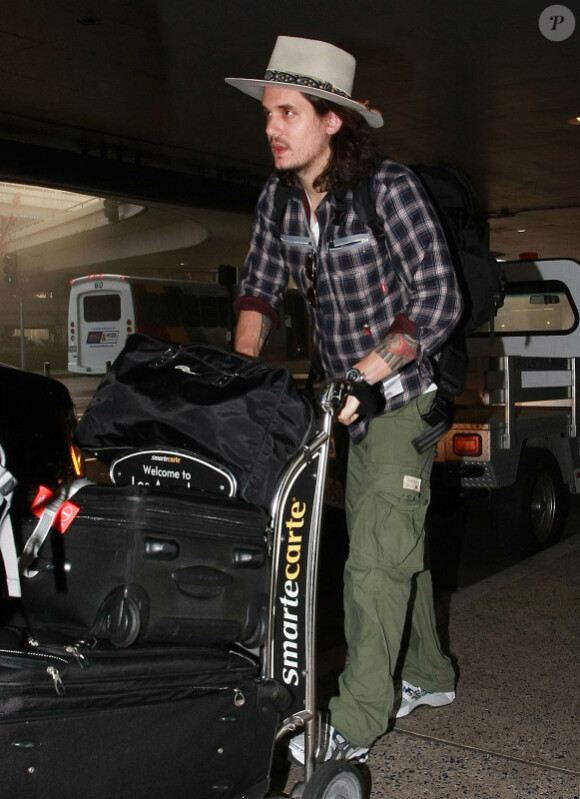 John Mayer et son nouveau look à l'aéroport de Los Angeles, le 30 décembre 2011.