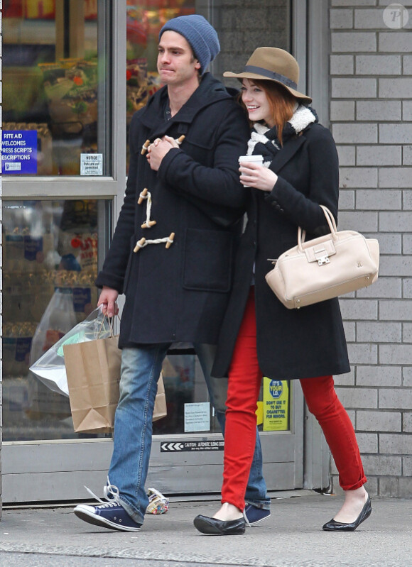 Emma Stone et son petit ami Andrew Garfield se promènent dans les rues de New York le 8 janvier 2012
 