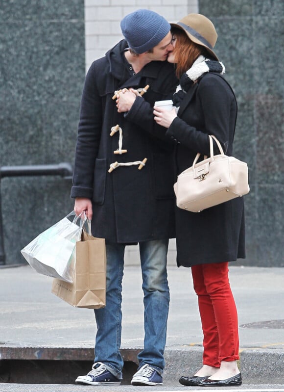 Emma Stone et Andrew Garfield ne peuvent s'arrêter de s'embrasser dans les rues de New York le 8 janvier 2012
 