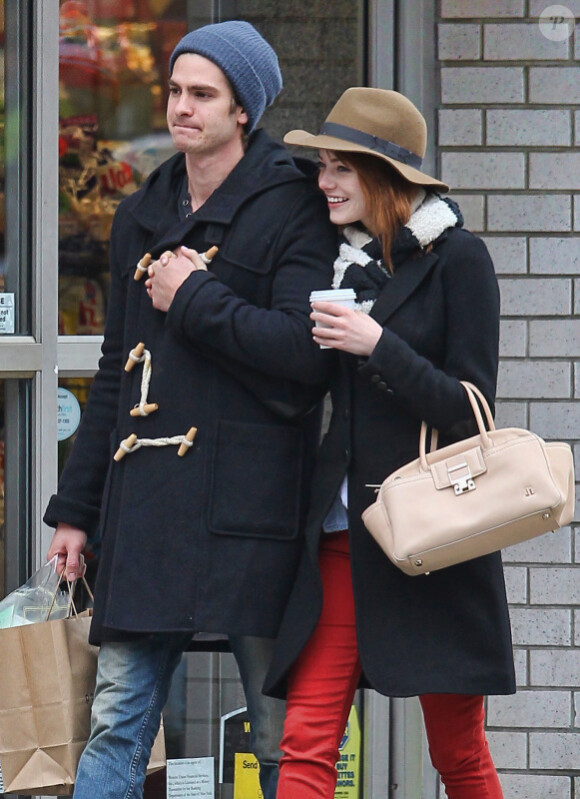 Emma Stone et son petit ami Andrew Garfield, heureux et complices, se promènent dans les rues de New York le 8 janvier 2012
 