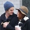 Emma Stone et son petit ami Andrew Garfield, heureux et complices, se promènent dans les rues de New York le 8 janvier 2012
 