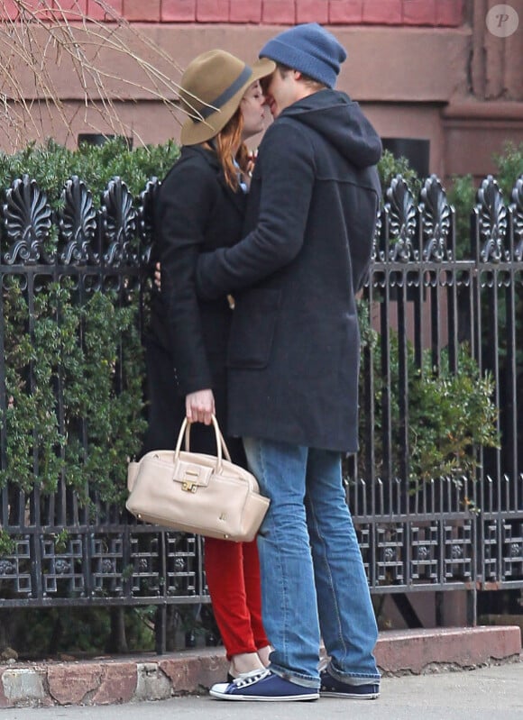 Emma Stone et Andrew Garfield ne peuvent s'arrêter de s'embrasser dans les rues de New York le 8 janvier 2012
 