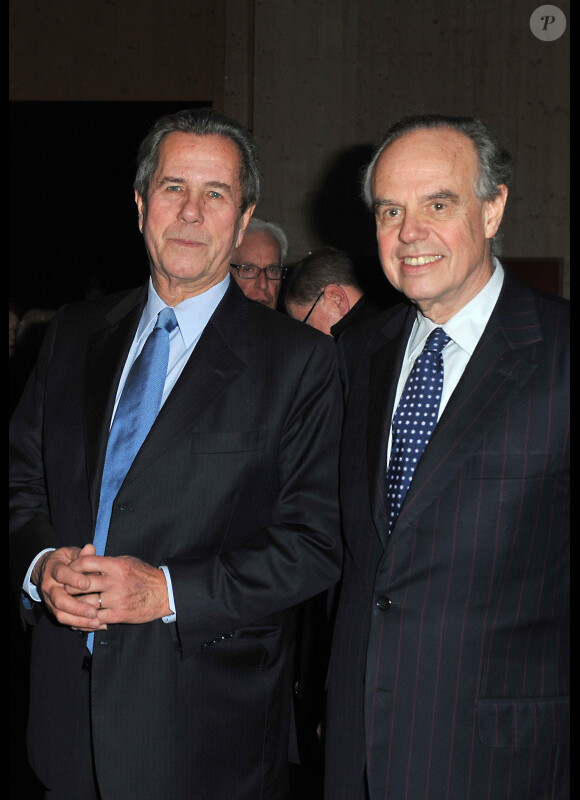 Jean-Louis Debré et François Mitterrand lors de l'inauguration du théâtre éphémère de la Comédie Française à Paris, le 9 janvier 2012
