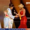 Shakira remet le trophée de la meilleur joueuse de l'année à la Japonaise Homare Sawa pendant que Sepp Blatter esquisse quelques pas de danse