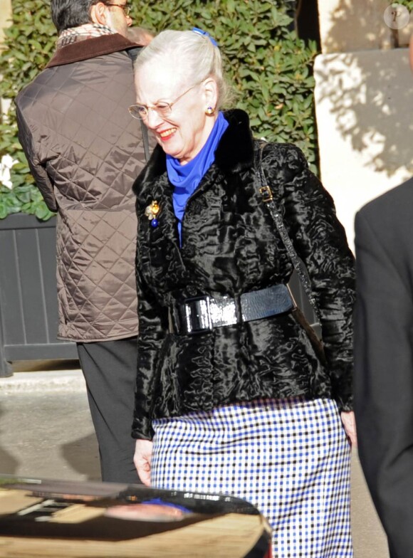 La reine Margrethe II et le prince consort Henrik à Paris, devant le Crillon, le 6 janvier 2012.