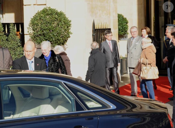 La reine Margrethe II et le prince consort Henrik à Paris, devant le Crillon, le 6 janvier 2012.