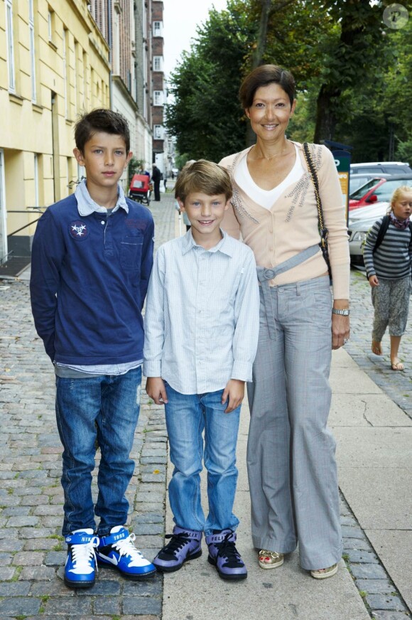 Rentrée des classes pour les princes Nikolai et Felix de Danemark, le 15 août 2011, accompagnés de leur mère, la comtesse Alexandra.