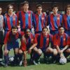 Lionel Messi avec l'équipe de jeunes du FC Barcelone, portant un masque, où l'on peut reconnaitre ses coéquipiers Gerard Piqué (troisième debout en partant de la gauche), Cesc Fabregas (second debout en partant de la droite)