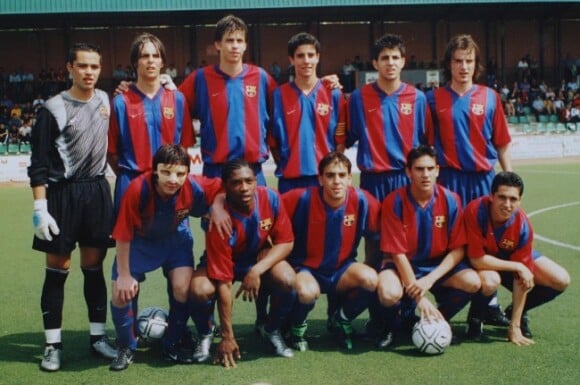 Lionel Messi avec l'équipe de jeunes du FC Barcelone, portant un masque, où l'on peut reconnaitre ses coéquipiers Gerard Piqué (troisième debout en partant de la gauche), Cesc Fabregas (second debout en partant de la droite)