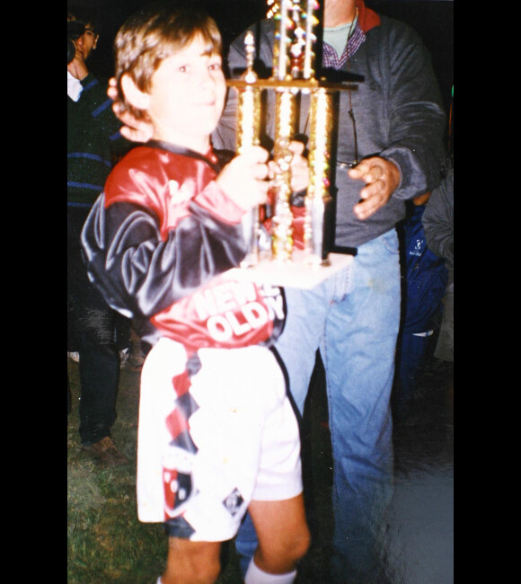 Lionel Messi reçoit le prix du meilleur joueur alors qu'il n'a que 7 ans lors d'un tournoi de jeunes à Balcarce
