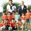 Mr. Salvador Ricardo Aparicio, le "découvreur" de Lionel Messi, alors âgé de quatre ans (second debout en partant de la droite)