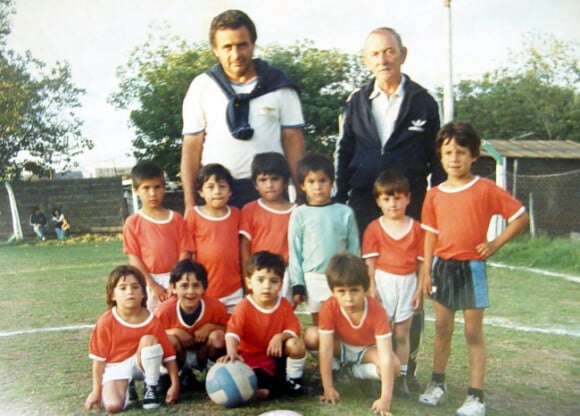 Mr. Salvador Ricardo Aparicio, le "découvreur" de Lionel Messi, alors âgé de quatre ans (second debout en partant de la droite)
