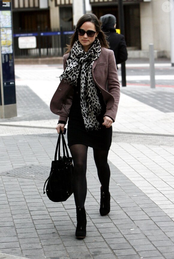 La modeuse et socialite Pippa Middleton, nommée dans le classement des femmes les mieux habillées de 2011, se rend à son bureau à Londres, le 10 janvier 2012.