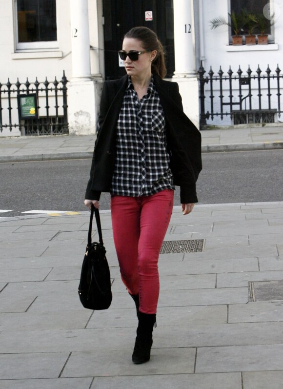 Pippa Middleton mélange la chemise à carreaux et le blazer noir avec un slim rose : un mix gagnant. Londres, le 11 janvier 2012.