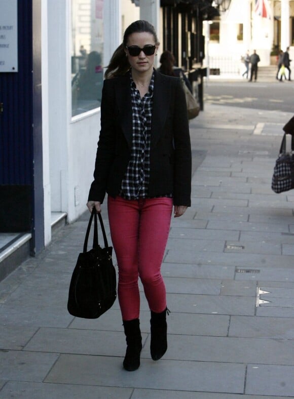 Pippa Middleton ose le slim rose à Londres, le 11 janvier 2012.