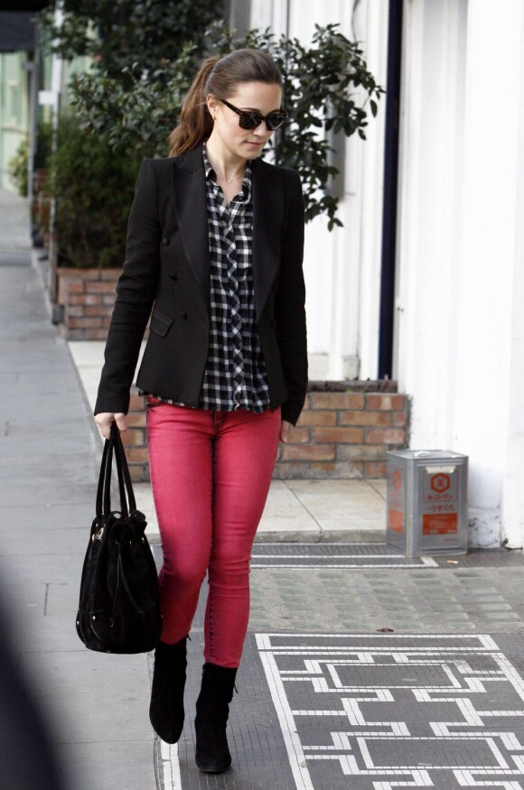 La très stylée Pippa Middleton arrive à son bureau à Londres, le 11 janvier 2012.