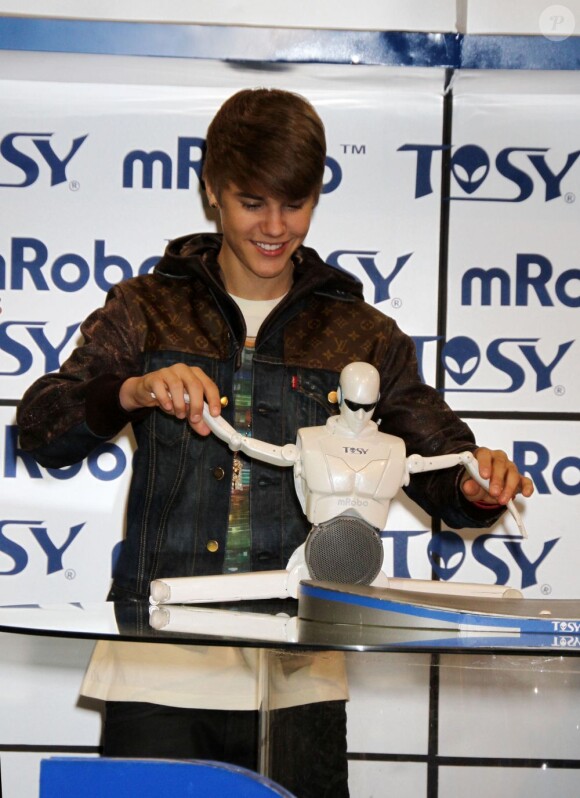 Très taquin, Justin Bieber inaugure un nouveau robot qui danse au salon CES de Las Vegas, le 11 janvier 2012