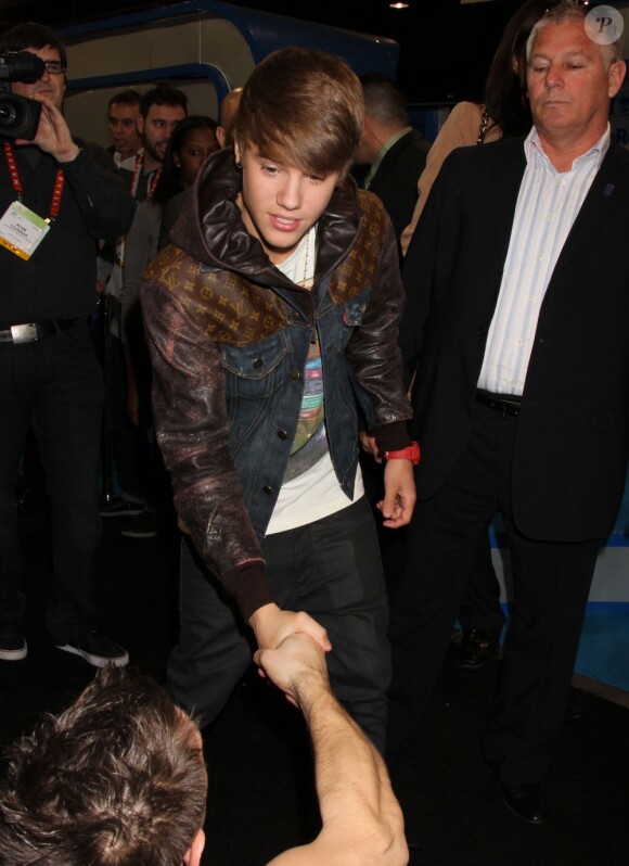 Sympathique Justin Bieber se rend au salon CES de Las Vegas, le 11 janvier 2012