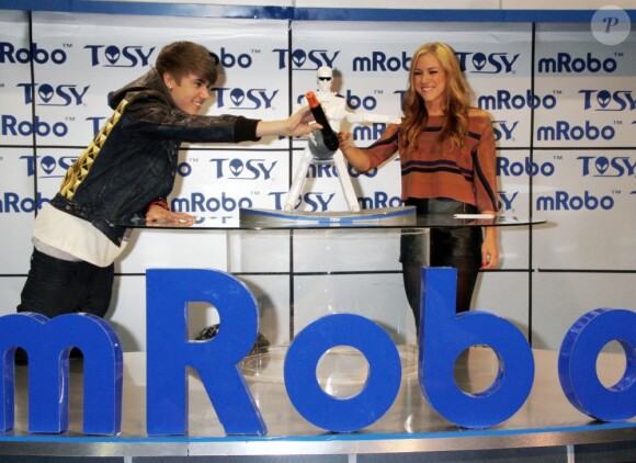 Justin Bieber inaugure un nouveau robot qui danse au salon CES de Las Vegas, le 11 janvier 2012