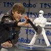 Délirant, Justin Bieber découvre un prototype de robo qui danse, lors du salon CES le 11 janvier 2012 à Las Vegas