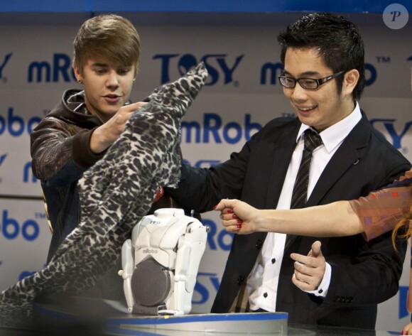 Délirant, Justin Bieber découvre un prototype de robot qui danse, lors du salon CES le 11 janvier 2012 à Las Vegas