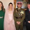 Entouré de son demi-frère le roi Abdullah II et de sa femme la reine Rania, le prince Hamzah bin al Hussein de Jordanie (31 ans) a épousé le 12 janvier 2012 à Amman, en secondes noces, la princesse Basmah Bani, 26 ans, en présence de sa mère la reine Noor (à droite).