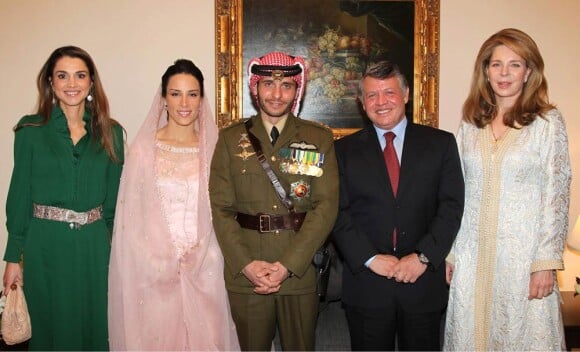 Entouré de son demi-frère le roi Abdullah II et de sa femme la reine Rania, le prince Hamzah bin al Hussein de Jordanie (31 ans) a épousé le 12 janvier 2012 à Amman, en secondes noces, la princesse Basmah Bani, 26 ans, en présence de sa mère la reine Noor (à droite).