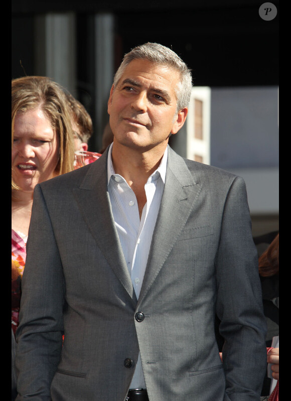 George Clooney lors de la remise de l'étoile du producteur, scénariste et réalisateur John Wells à Los Angeles le 12 janvier 2012