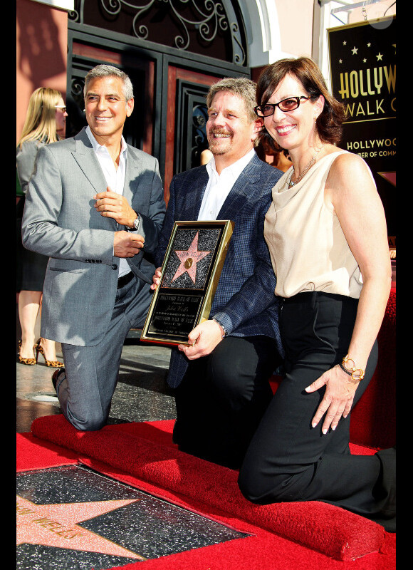 George Clooney lors de la remise de l'étoile du producteur, scénariste et réalisateur John Wells à Los Angeles le 12 janvier 2012