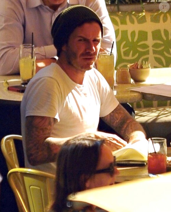 Le regard noir de David Beckham qui déjeune avec ses fils Brooklyn et Romeo à Los Angeles, le 13 janvier 2012.