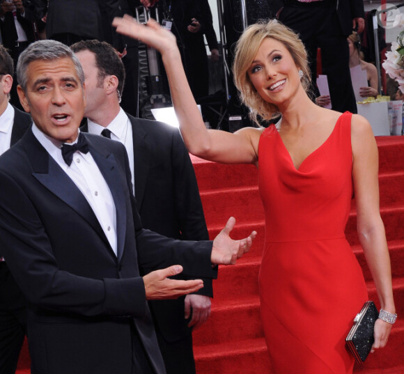 George Clooney et sa compagne Stacy Keibler lors des Golden Globes le 15 janvier 2012 à Beverly Hills