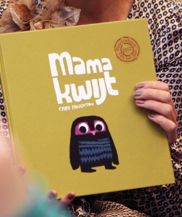 Mama Kwijt, ouvrage choisi par les bibliothécaires jeunesse pour la Semaine de la lecture 2012. La princesse Laurentien des Pays-Bas fait la lecture aux élèves de l'école primaire De Windroos d'Amersfoort, le 18 janvier 2012, dans le cadre du National reading Breakfast.