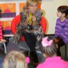 La princesse Laurentien des Pays-Bas fait la lecture aux élèves de l'école primaire De Windroos d'Amersfoort, le 18 janvier 2012, dans le cadre du National reading Breakfast.