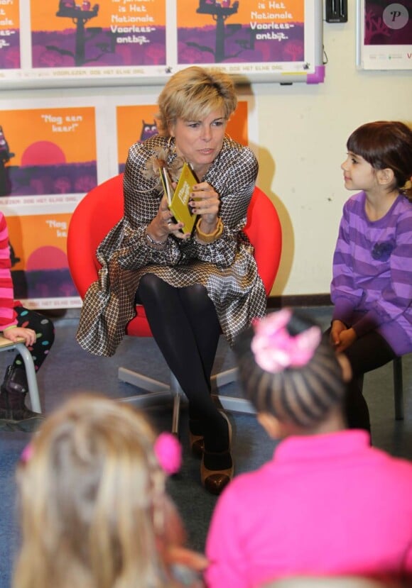 La princesse Laurentien des Pays-Bas fait la lecture aux élèves de l'école primaire De Windroos d'Amersfoort, le 18 janvier 2012, dans le cadre du National reading Breakfast.