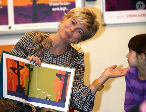 La princesse Laurentien des Pays-Bas fait la lecture aux élèves de l'école primaire De Windroos d'Amersfoort, le 18 janvier 2012, dans le cadre du National reading Breakfast.