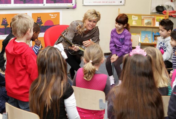 La princesse Laurentien des Pays-Bas fait la lecture aux élèves de l'école primaire De Windroos d'Amersfoort, le 18 janvier 2012, dans le cadre du National reading Breakfast.