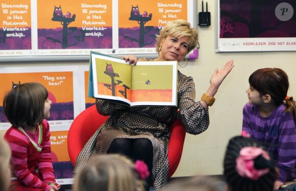 La princesse Laurentien des Pays-Bas fait la lecture aux élèves de l'école primaire De Windroos d'Amersfoort, le 18 janvier 2012, dans le cadre du National reading Breakfast.