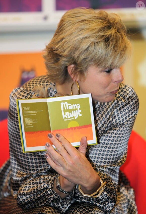 La princesse Laurentien des Pays-Bas fait la lecture aux élèves de l'école primaire De Windroos d'Amersfoort, le 18 janvier 2012, dans le cadre du National reading Breakfast.