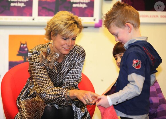 La princesse Laurentien des Pays-Bas fait la lecture aux élèves de l'école primaire De Windroos d'Amersfoort, le 18 janvier 2012, dans le cadre du National reading Breakfast.
