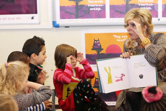 La princesse Laurentien des Pays-Bas fait la lecture aux élèves de l'école primaire De Windroos d'Amersfoort, le 18 janvier 2012, dans le cadre du National reading Breakfast qui inaugure la semaine de la lecture.