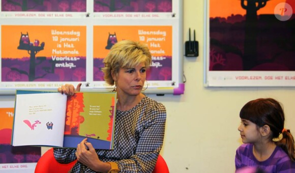 La princesse Laurentien des Pays-Bas fait la lecture aux élèves de l'école primaire De Windroos d'Amersfoort, le 18 janvier 2012, dans le cadre du National reading Breakfast.