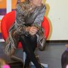 La princesse Laurentien des Pays-Bas fait la lecture aux élèves de l'école primaire De Windroos d'Amersfoort, le 18 janvier 2012, dans le cadre du National reading Breakfast.
