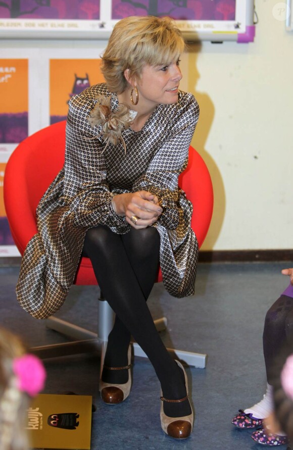 La princesse Laurentien des Pays-Bas fait la lecture aux élèves de l'école primaire De Windroos d'Amersfoort, le 18 janvier 2012, dans le cadre du National reading Breakfast.