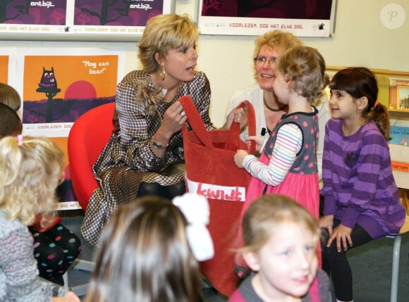 La princesse Laurentien des Pays-Bas fait la lecture aux élèves de l'école primaire De Windroos d'Amersfoort, le 18 janvier 2012, dans le cadre du National reading Breakfast.